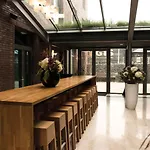 Leonardo Center 4*